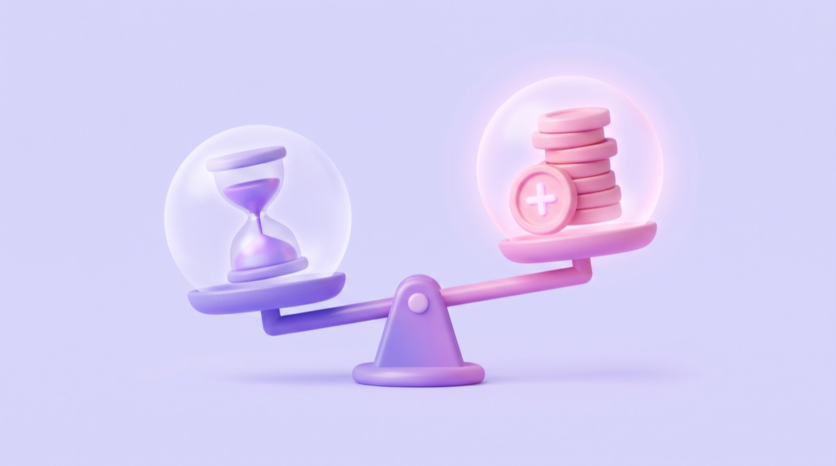 Illustration : une balance met en équilibre un sablier rempli de sable et une pile de pièces roses